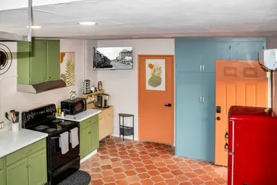 Private Modern Loft | Pet Friendly | Fast Wi-Fi - image 12 of 24