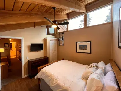 Upstairs Bedroom with Queen Bed