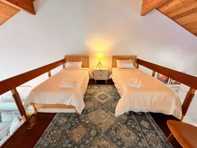 Loft with 2 twin beds