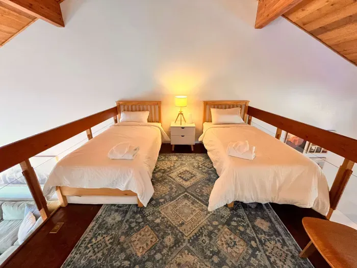 Loft with 2 twin beds