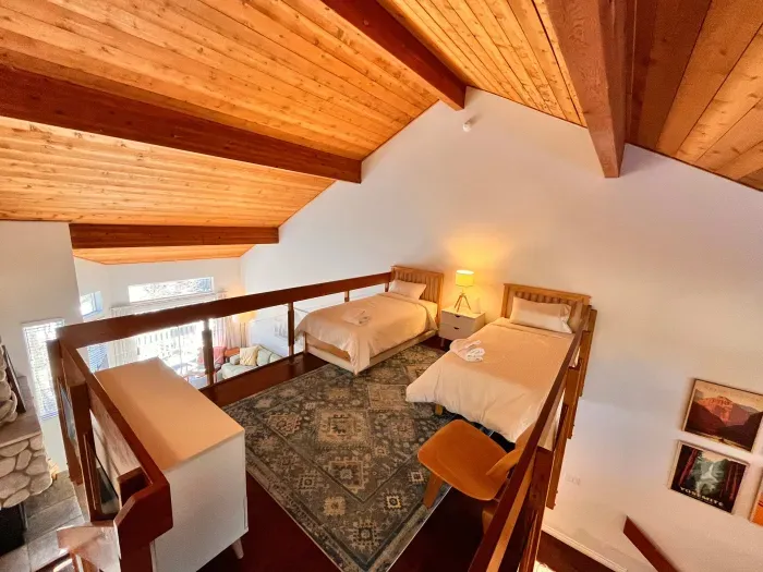 Loft with 2 twin beds