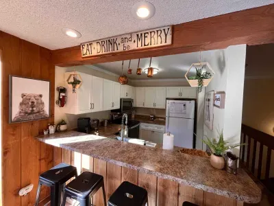 Kitchen and Breakfast Bar