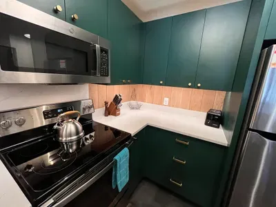 Fully stocked ktchen with stainless steel appliances, quartz countertop and custom cabnets.
