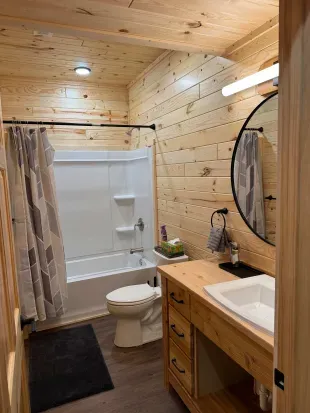 The lower level full bathroom in the Lakeside #1 provides the traditional tub / shower, perfect for those needing with younger kids / little one's.  This bathroom is shared by all the lower level Guests.
