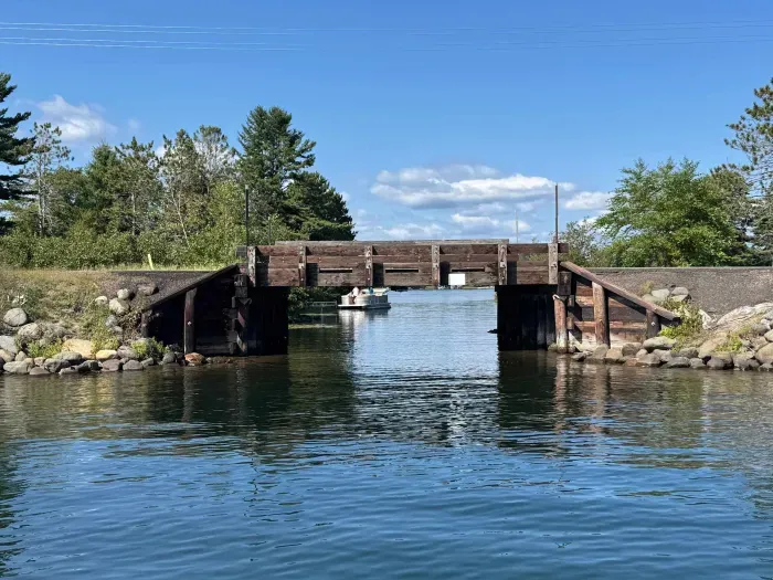 The access between Big Round & Little Round —- easy access for boats.
