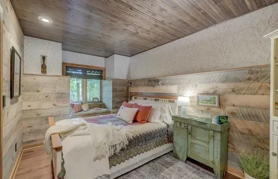 Queen bed, bedroom #2