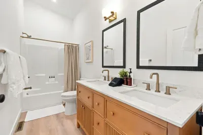 Hallway full bathroom