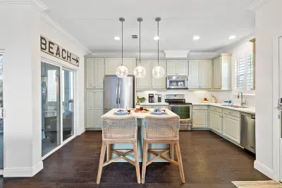 Gorgeous fully stocked kitchen