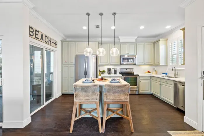 Gorgeous fully stocked kitchen