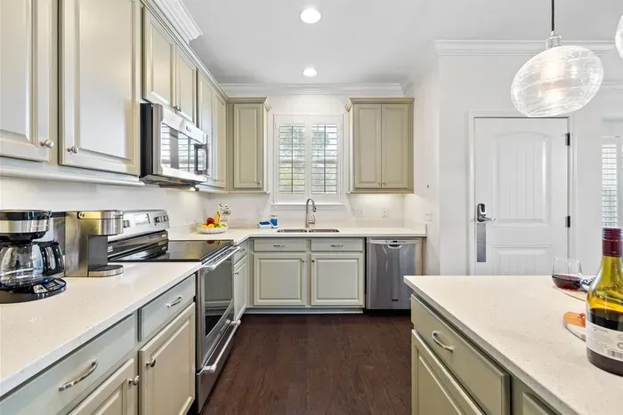Gorgeous fully stocked kitchen
