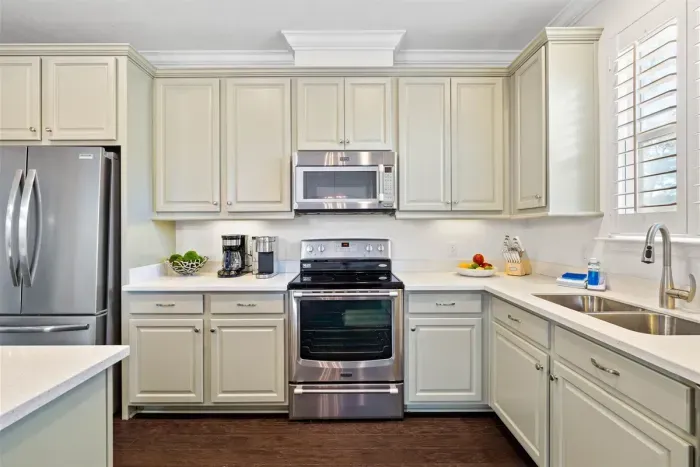 Gorgeous fully stocked kitchen