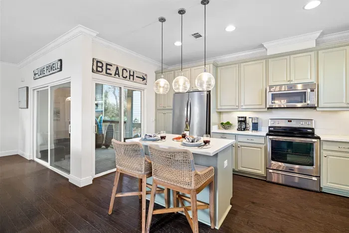 Gorgeous fully stocked kitchen