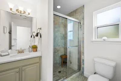 Second floor full hall bathroom