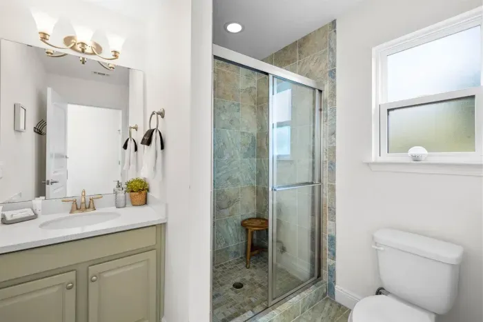 Second floor full hall bathroom