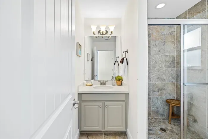 Second floor full hall bathroom