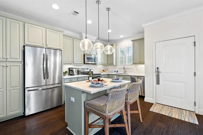 Gorgeous fully stocked kitchen