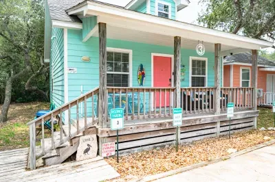 Cozy beach cottage for all of your Rockport fun!