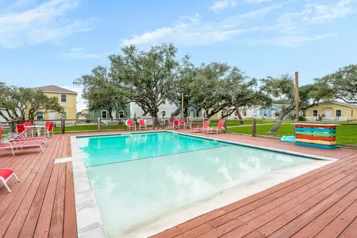 Walk In Style Community Pool