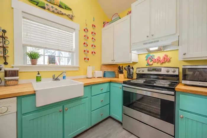 Full size sink, dishwasher, fridge and washer and dryer available for you.  Microwave is a spacesaver.