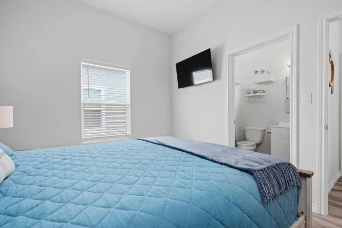 Primary Bedroom - Queen Bed 