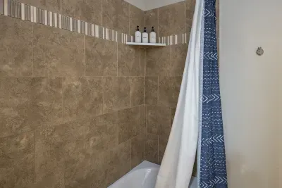Guest Bathroom Upper Level - Entrada 635