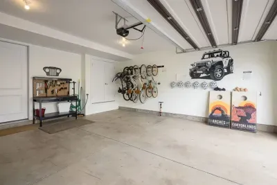 Garage Equipped with bikes, toys & tools - Entrada 631