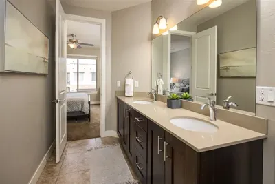 Guest Bathroom - Upper Level - Entry via Hallway or Guest Bedroom #2 - Entrada 631