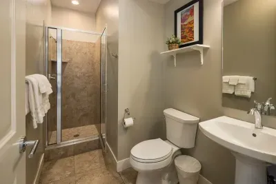 Main Level Bathroom - Entrada 631