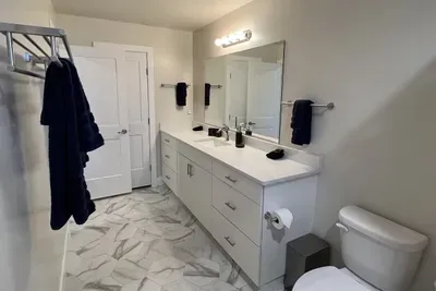 King Suite - Bathroom