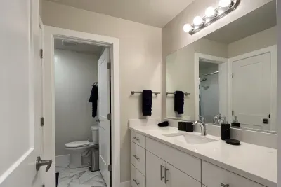 Shared 2nd Full Bathroom