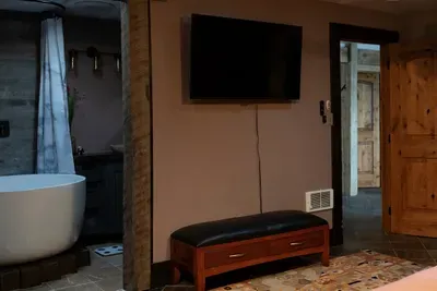 King Suite - Bathroom Access