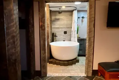 King Suite - Bathroom