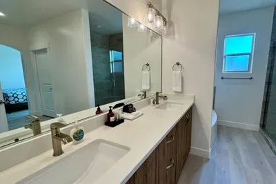 Ensuite bathroom with double sinks