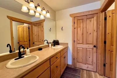 King Ensuite Bathroom with Walk-In Closet