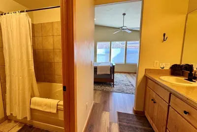 King Ensuite Bathroom with Tub/Shower Combo
