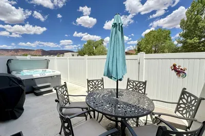 Private Hot Tub & Patio