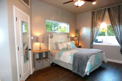 Large bedroom, queen size bed, walk-in closet.