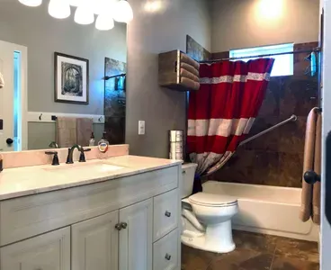 Full bathroom, great lighting, tub, shampoo, body wash, soap provided.