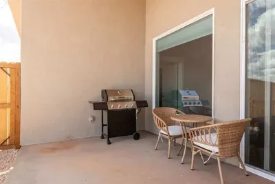 Outdoor Dining & Seating