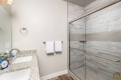 Queen Suite Bathroom