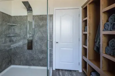King Suite - Bathroom