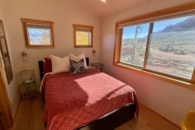 Guest Queen Bedroom - Upstairs