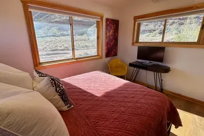 Guest Queen Bedroom - Upstairs