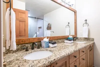 King Suite - Bathroom