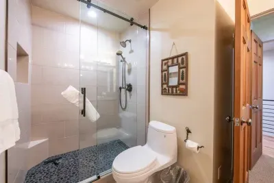 King Suite - Bathroom