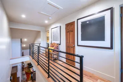Upper level breezeway