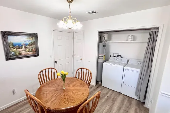 Dining Area with seating for 4