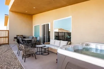 Private Hot Tub & Outdoor Patio