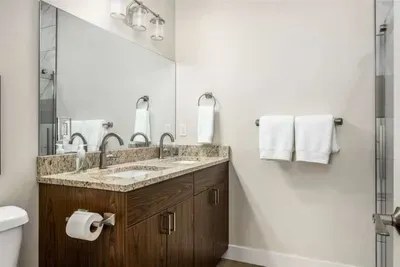 Queen Suite Bathroom
