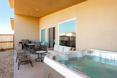 Private Hot Tub & Outdoor Patio